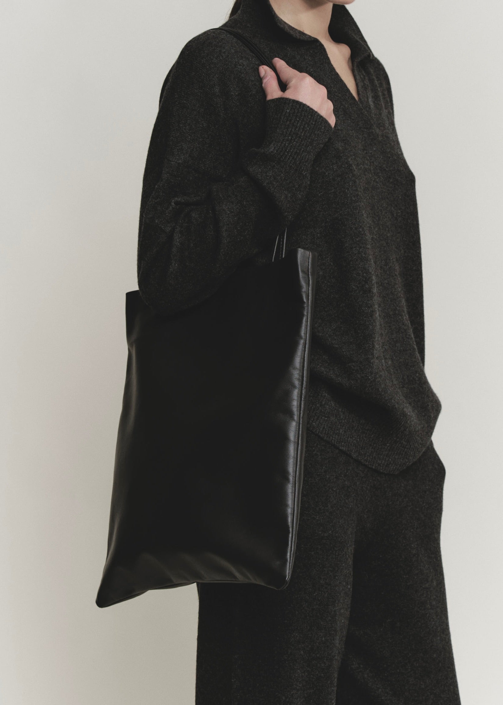 Slim Lamb Sak Black by Modern Weaving